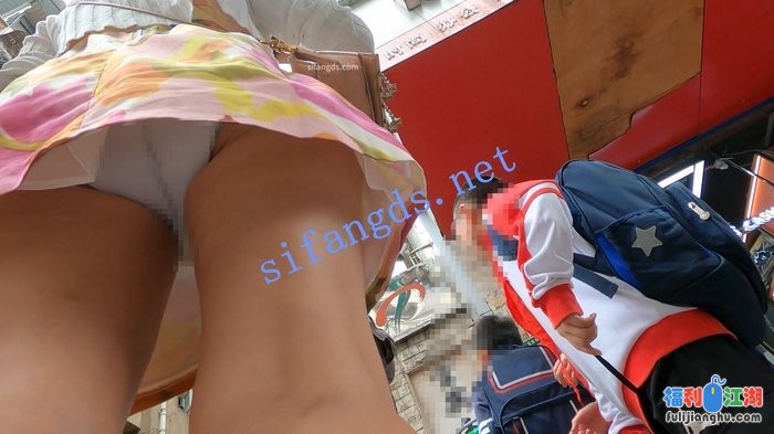 （空城原创）接孩子放学的花裙小少妇，干净天蓝N包裹肉臀[某房原版]【250M】